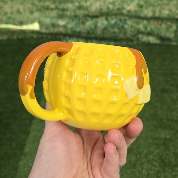 Stranger Things Core Home Round Embossed Waffle 18fl.oz Mug NEW! - Picture 6 of 11